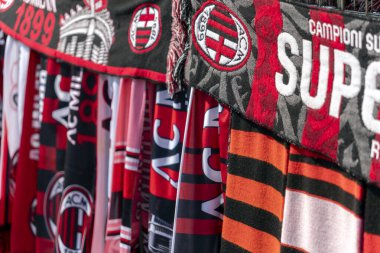 Milan, İtalya - 5 Nisan 2025: Milan Milano atkıları Milano 'daki San Siro stadyumunda bir spor mağazasında sergilendi.