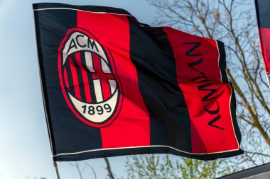 Milan, İtalya - 5 Nisan 2025: Milan 'daki San Siro stadyumunda renkli AC Milan bayrakları sergilendi.