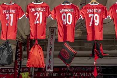 Milan, İtalya - 5 Nisan 2025: Milan 'daki San Siro Stadyumu' nda renkli AC Milan formaları sergilendi.