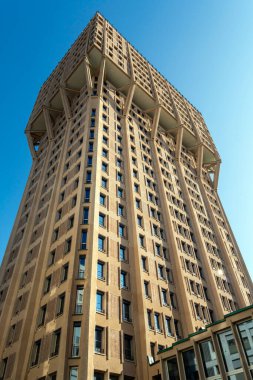 Milan, İtalya - 5 Nisan 2025: Torre Velasca 1950 'lerde İtalya' nın Milano kentinde inşa edilen bir gökdelen.