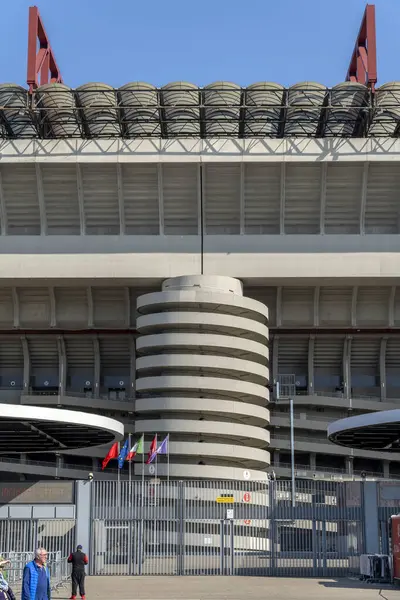 Milan, İtalya - 5 Nisan 2025: San Siro Stadyumu, Milano. Inter Milan ve AC Milan 'ın evi güneşli bir günde.