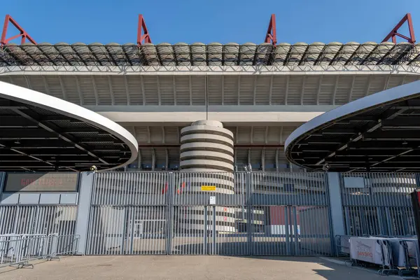 Milan, İtalya - 5 Nisan 2025: San Siro Stadyumu, Milano. Inter Milan ve AC Milan 'ın evi güneşli bir günde.