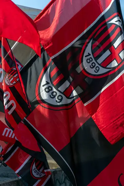 Milan, İtalya - 5 Nisan 2025: Milan 'daki San Siro stadyumunda renkli AC Milan bayrakları sergilendi.