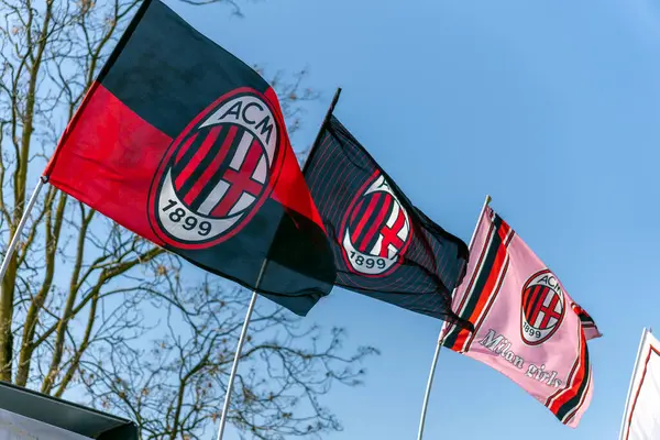 Milan, İtalya - 5 Nisan 2025: Milan 'daki San Siro stadyumunda renkli AC Milan bayrakları sergilendi.