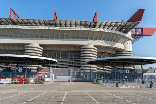 Milan, İtalya - 5 Nisan 2025: San Siro Stadyumu, Milano. Inter Milan ve AC Milan 'ın evi güneşli bir günde.