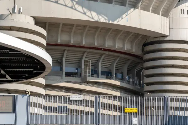 Milan, İtalya - 5 Nisan 2025: San Siro Stadyumu, Milano. Inter Milan ve AC Milan 'ın evi güneşli bir günde.
