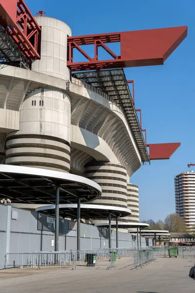 Milan, İtalya - 5 Nisan 2025: San Siro Stadyumu, Milano. Inter Milan ve AC Milan 'ın evi güneşli bir günde.