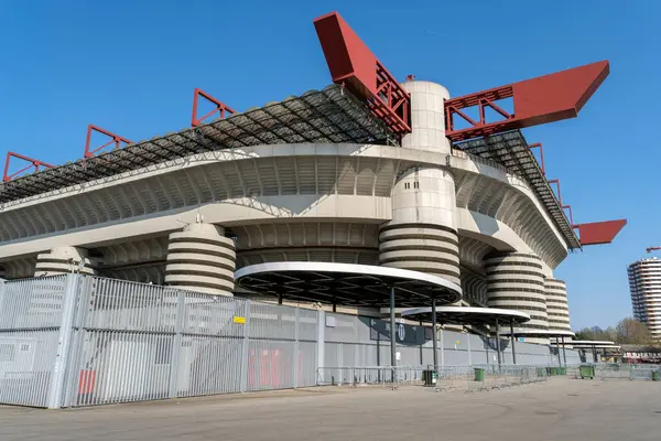 Milan, İtalya - 5 Nisan 2025: San Siro Stadyumu, Milano. Inter Milan ve AC Milan 'ın evi güneşli bir günde.