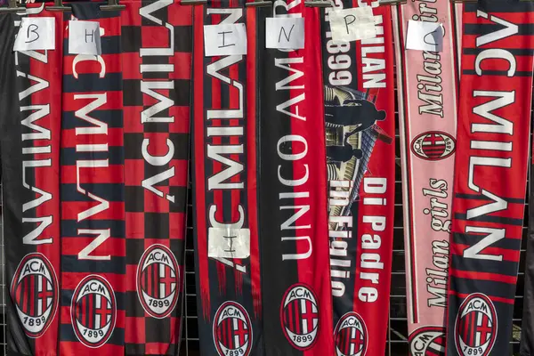 Milan, İtalya - 5 Nisan 2025: Milan Milano atkıları Milano 'daki San Siro stadyumunda bir spor mağazasında sergilendi.