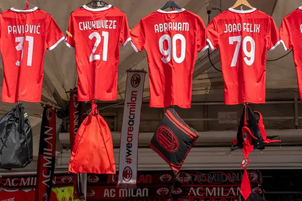 Milan, İtalya - 5 Nisan 2025: Milan 'daki San Siro Stadyumu' nda renkli AC Milan formaları sergilendi.