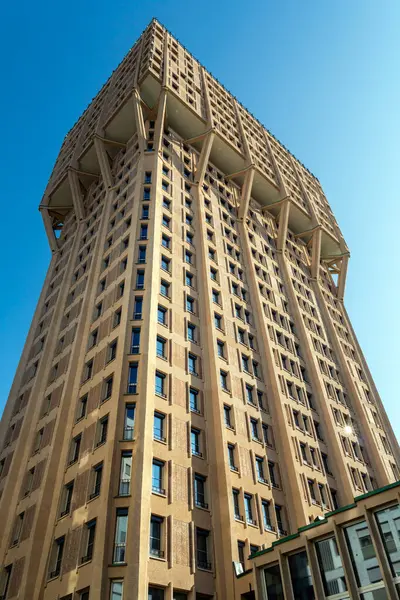 Milan, İtalya - 5 Nisan 2025: Torre Velasca 1950 'lerde İtalya' nın Milano kentinde inşa edilen bir gökdelen.