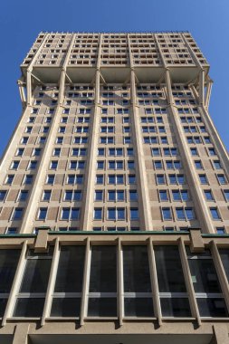 Milan, İtalya - 5 Nisan 2025: Torre Velasca 1950 'lerde İtalya' nın Milano kentinde inşa edilen bir gökdelen.