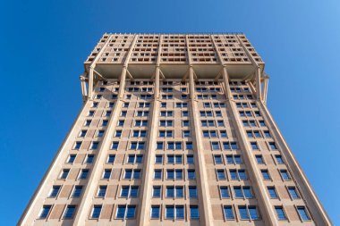 Milan, İtalya - 5 Nisan 2025: Torre Velasca 1950 'lerde İtalya' nın Milano kentinde inşa edilen bir gökdelen.