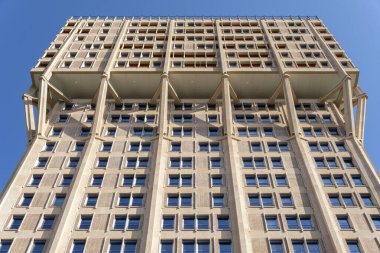Milan, İtalya - 5 Nisan 2025: Torre Velasca 1950 'lerde İtalya' nın Milano kentinde inşa edilen bir gökdelen.
