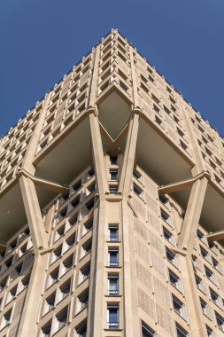 Milan, İtalya - 5 Nisan 2025: Torre Velasca 1950 'lerde İtalya' nın Milano kentinde inşa edilen bir gökdelen.