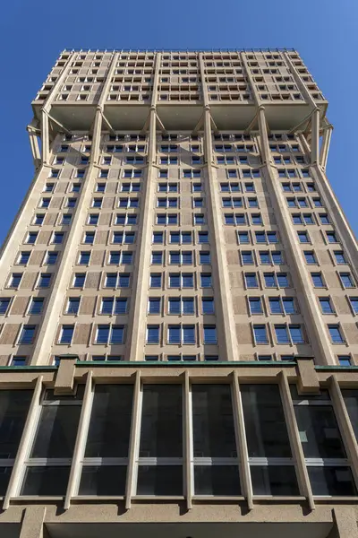 Milan, İtalya - 5 Nisan 2025: Torre Velasca 1950 'lerde İtalya' nın Milano kentinde inşa edilen bir gökdelen.
