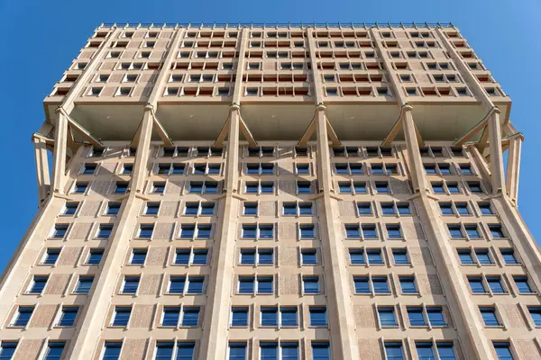 Milan, İtalya - 5 Nisan 2025: Torre Velasca 1950 'lerde İtalya' nın Milano kentinde inşa edilen bir gökdelen.