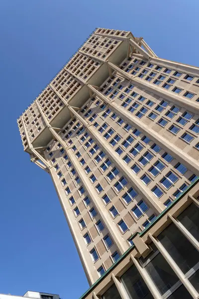 Milan, İtalya - 5 Nisan 2025: Torre Velasca 1950 'lerde İtalya' nın Milano kentinde inşa edilen bir gökdelen.