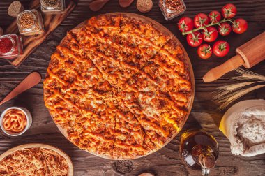 Brazilian pizza with tomato sauce, mozzarella, chicken, cheddar and oregano (Pizza de frango com cheddar)