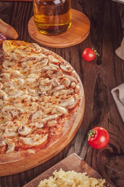 Brazilian pizza with mozzarella, champignon mashroom and oregano (Pizza de champignon)