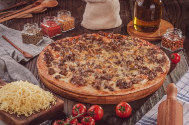 Brazilian pizza with mozzarella, grilled, rump, onion and oregano (Pizza de alcatra)