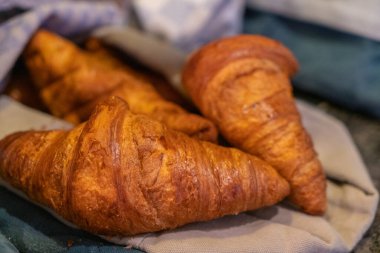 Kırmızı bilardo masalı bir restoranda bilardo oynayan adam.
