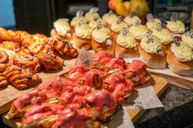 puddingbroodjes on crompoesen op snijplank