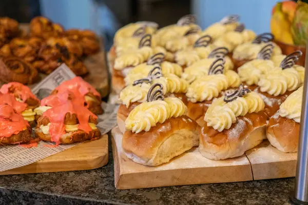 puddingbroodjes on crompoesen op snijplank