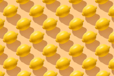 Sarı pastel üzerine limon uzun gölgeli yumuşak renk. En az sağlıklı organik gıda konsepti. Turunçgil meyvesi. Düz yatış, üst görünüm