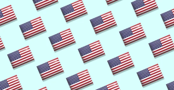 青いグラデーションの背景にアメリカの国旗 アメリカ国旗 平置きだ お祝いの概念 — ストック写真