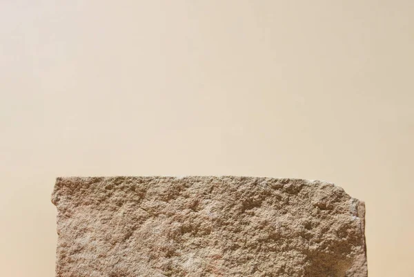 天然石台 米色背景 最小的空显示产品演示场景 — 图库照片