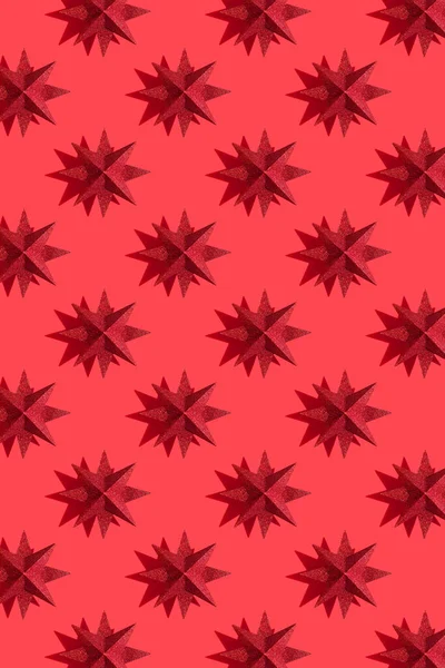 輝く赤やマゼンタの星は影で赤い背景に装飾パターン 赤いお祭りの背景 冬の最小限の休日のポストカード 新しい年やクリスマスミニマルフラットレイのコンセプト — ストック写真