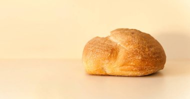 Ekmek bej arka plandaki masada yatıyor. Sağlıklı gıda konsepti. Ekmek parası. Yemek konsepti. Mesaj için yer var. Pankart. Boşluğu kopyala