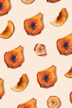 Kurumuş elma ve armut dilimleri, gölgeli bej arka planda yakın plan. Şablon. Sağlıklı yiyecekler, vitamin konsepti. Yeşil yaşam ve çevre dostu ürünler