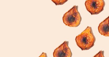 Bej arka planda kurumuş armut dilimleri. Sağlıklı yiyecekler, vitamin konsepti. Yeşil yaşam, çevre dostu ürünler. Sonbahar sezonu asgari duvar kağıdı konsepti. Pankart. Uzayı kopyala Metin için boşluk