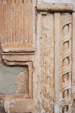 Eski kilise duvarındaki Avrupa mimari ayrıntıları ve süslemeleri