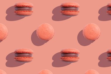 Mercan arkaplanda mercan rengi kurabiyeler. Makarna kurabiyeleri. Tek renkli resim