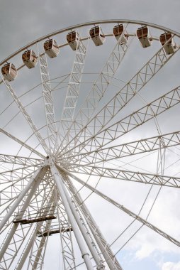 Sisli bir günde gökyüzüne karşı dönme dolap