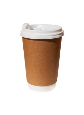 Beyaz arka planda izole edilmiş kahve fincanı. Boşluk Kraft kahve fincanını götürür. Düz yatıyordu. Kesme yolu