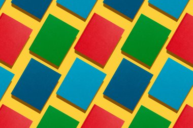 Sarı renkli arka plan üzerine bir sürü boş renkli kitap. Eğitim geçmişi kavramı. Bilgi Günü 'nde. Şiir Günü. Bir kitap günü oku. Okula dönelim. Yoğun renkler. Renkli bir geçmiş. Öğretmenler günü. Pankart. Yazarlar Günü. Dünya Kitap Günü. Kitap kulübü.