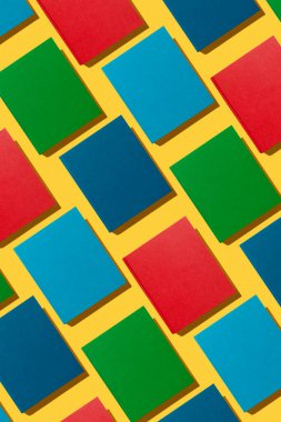 Sarı renkli, parlak arkaplan üzerine bir sürü renkli boş kitap. Eğitim geçmişi kavramı. Bilgi Günü 'nde. Şiir Günü. Bir kitap günü oku. Okula dönelim. Yoğun renkler. Dünya Kitap Günü. Renkli bir geçmiş. Yazarlar Günü. Öğretmenler günü. Pankart. Kitap kulübü.