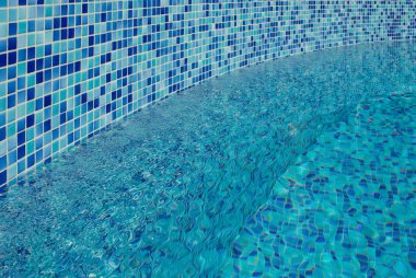 Yukarıdan su yüzeyi. Yukarıdan soyut şeffaf mavi su yüzeyi. Sıvı doku arka planı. Yumuşak seçici odaklanma. Mesaj için yer var. Boşluğu kopyala