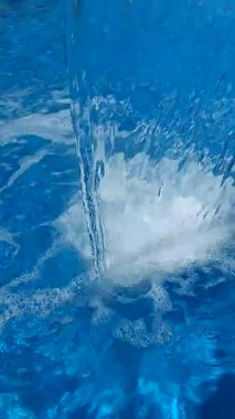 Hidromasaj şelalesi yakında. Havuzda temiz şeffaf su akışı