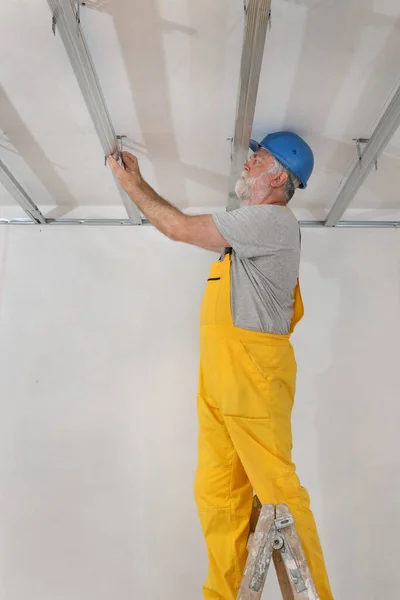 Travailleur Plaçant Profil Aluminium Pour Plafond Gypse Isolation — Photo