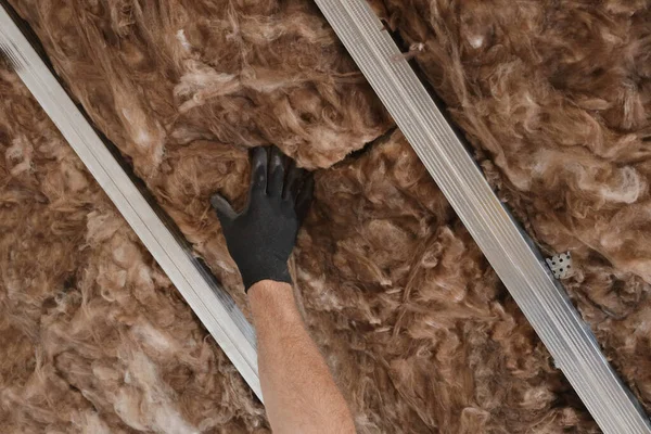 Nahaufnahme Eines Arbeiters Hand Hand Der Mineralwolldämmung Für Energieeffizienz Mit — Stockfoto