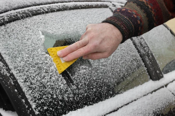 Winterszene Menschenhand Kratzt Eis Aus Autoscheibe lizenzfreie Stockfotos
