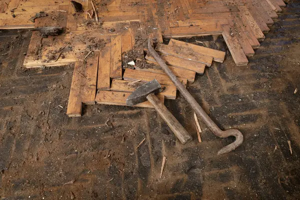 Инструменты Удаления Старых Поврежденных Паркетов Молоток Лом Стамеска Старых Досках Стоковое Фото