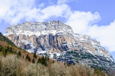 Güzel kayalık tepeler, dağ sıraları ve gökyüzü