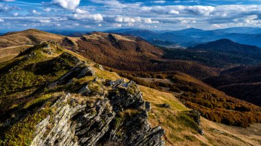 Renkli sonbahar dağ manzarası, Bieszczady Dağları, Karpatlar, Polonya.