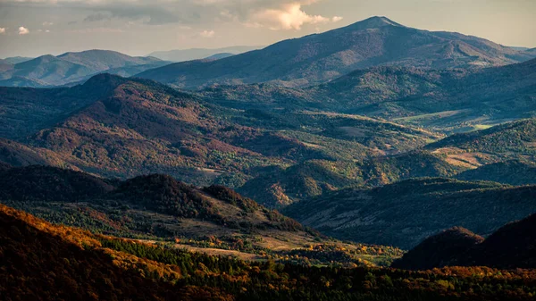 カラフルな秋の山の風景 Bieszczady山 カルパティア ポーランド ウクライナ — ストック写真